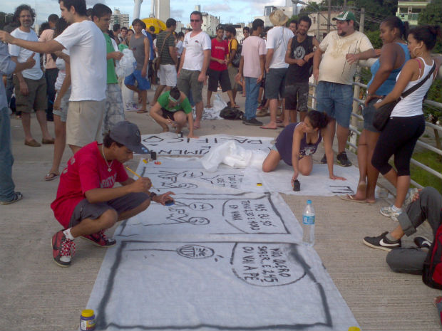 Manifestantes fazem cartazes de protesto na Ponte da Passagem, em Vitória (Foto: Reprodução/ Darshany Loyola)