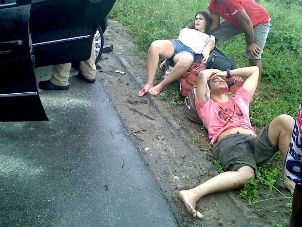 Amiga da Miss Brasil 2010 e namorado são socorridos por motoristas em acidente, no ES (Foto: Zélio Muratori/VC no ESTV)