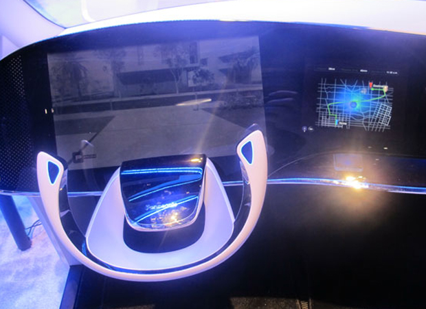 Painel apresenta GPS, vídeo em tempo real que mostra estrada e volante futurista em projeto de carro elétrico da Panasonic. (Foto: Gustavo Petró/G1)