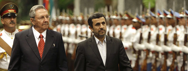 O presidente de Cuba, Raúl Castro, e o do Irã, Mahmud Ahmadinejad, passam tropas em revista nesta quarta-feira (11) em Havana (Foto: AP)