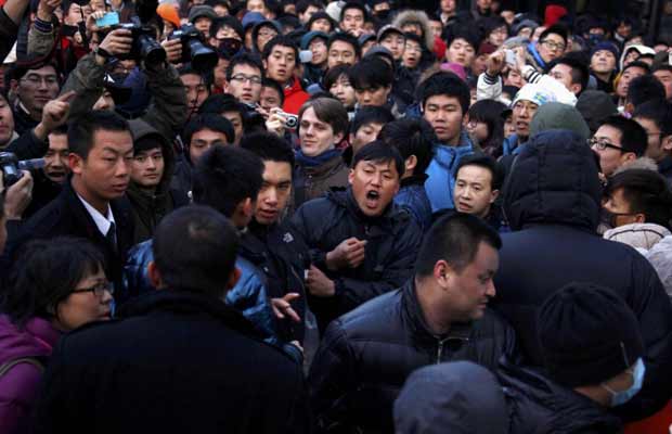 Multidão se reúne para tentar comprar o iPhone 4S em Pequim nesta sexta-feira (13) (Foto: AP)