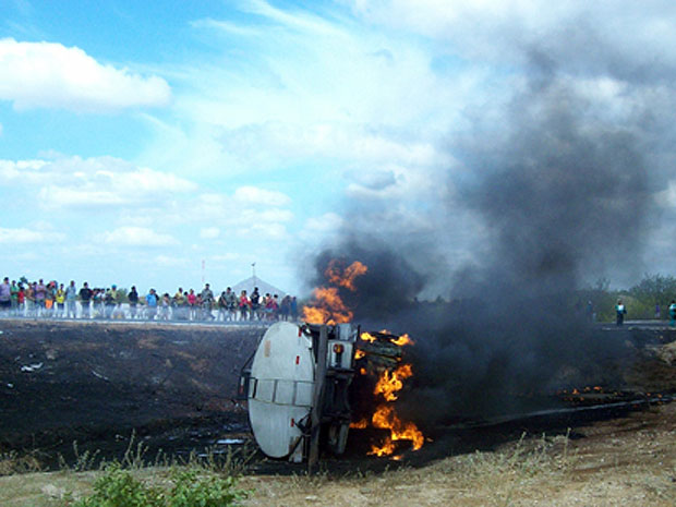 Caminhão-tanque pega fogo e motorista morre carbonizado na Paraíba (Foto: Jozivan Antero de Almeida/Divulgação)