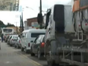 Engarrafamento foi de aproximadamente 1,5 km (Foto: Bruno Fontes/TV Globo)