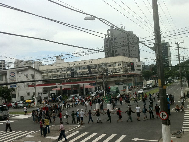 Estudantes impedem passagem de carros em avenidas de Vitória (Foto: Darshany Loyola/G1 ES)