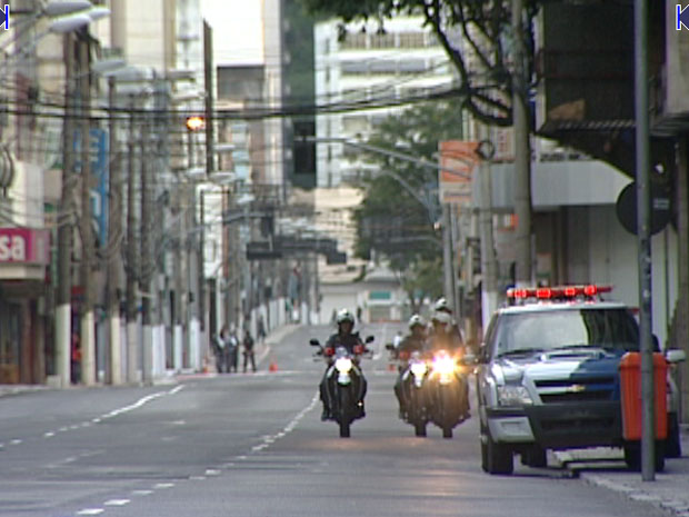 Avenida Jerônimo Monteiro foi interditada pelo Batalhão de Trânsito da Polícia Militar. (Foto: Reprodução / TV Gazeta)