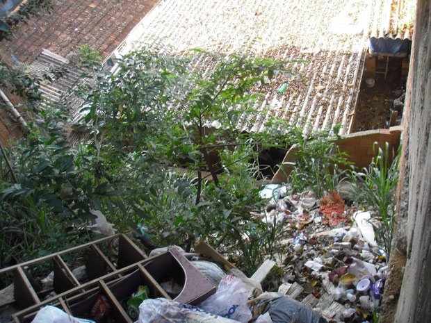 Terreno no Morro da Coroa é usado como depósito de lixo (Foto: M.A./VC no G1 )