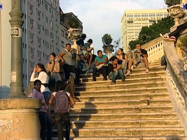 Manifestantes começaram a chegar por volta das 6h, na escadaria do Palácio Anchieta. (Foto: Reprodução / TV Gazeta)