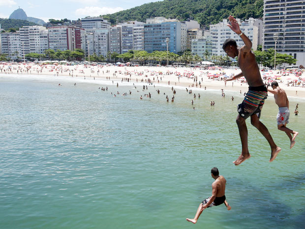 Banhistas aproveitam o dia mais quente de 2012 na Praia do Leme, na Zona Sul do Rio, nesta sexta (13) (Foto: Fabio Motta/AE)