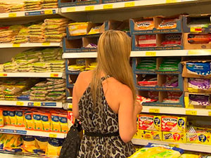 Óleo de soja e tomate são vilões no aumento de preços na cesta básica (Foto: Reprodução/TV Bahia)