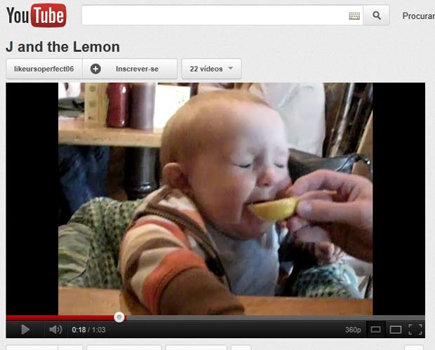 Em um primeiro momento, bebê fez careta ao sentir o sabor amargo do limão. (Foto: Reprodução/YouTube)