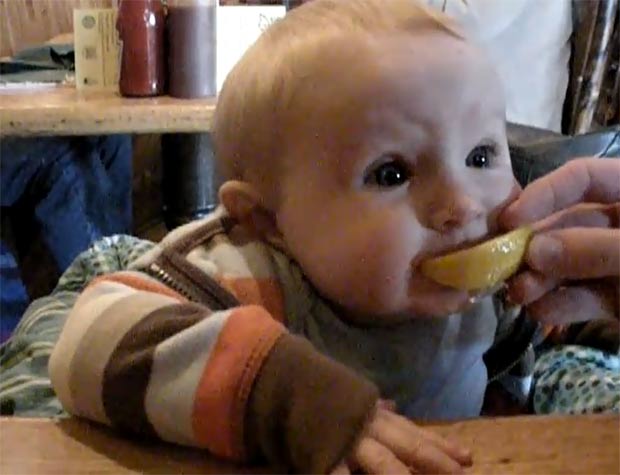 Após o impacto ao provar o limão pela primeira vez, bebê parece ter gostado do sabor da fruta. (Foto: Reprodução/YouTube)