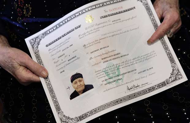 Certificado de naturalização de Warina Zaya Bashou (Foto: AP)