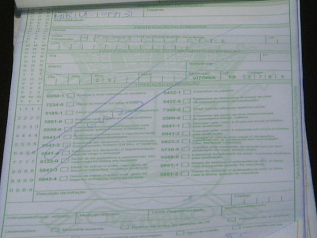 O bloco de multas do guarda de trânsito foi apreendido e levado para o DPJ de Vitória (Foto: Reprodução/TV Gazeta)