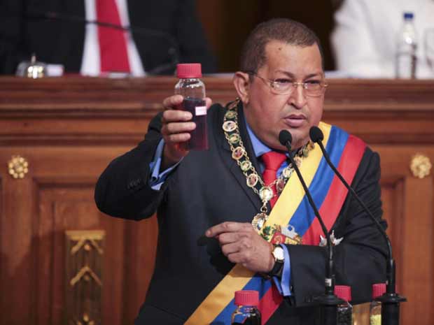O presidente da Venezuela, Hugo Chávez, discursa diante da Assembleia Nacional nesta sexta-feira (13) em Caracas (Foto: AP)