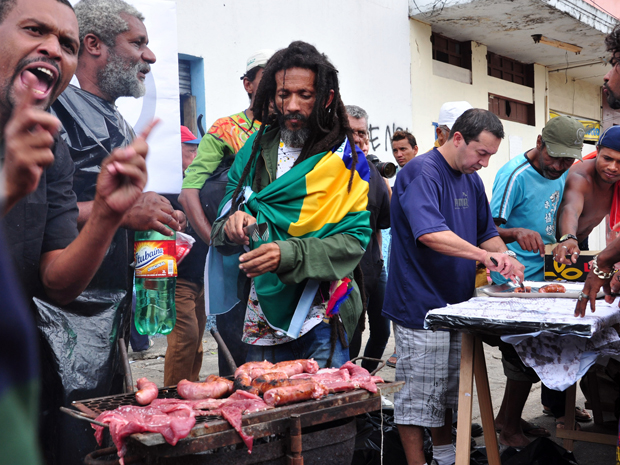 Manifestantes fazem churrasco na Cracolândia (Foto: Cris Faga/AE)