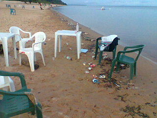 Banhistas foram embora, mas lixo ficou espalhado na areia (Foto: Carlos Eduardo Matos/G1 AM)