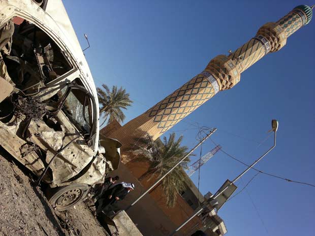 Carro-bomba que explodiu próximo a mesquita em Ramadi, no Iraque, neste domingo (15) (Foto: AP)