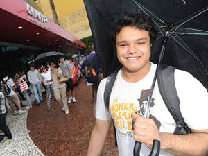 Prdro Ogata levou guarda-chuva (Foto: Flavio Moraes/G1)