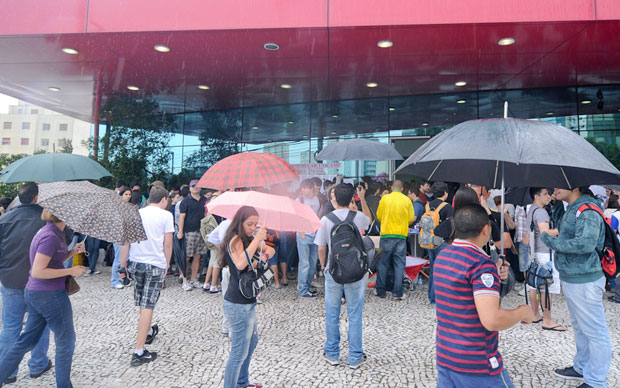 Estudantes tentam se proteger na chuva na estrada da Unip Paraíso (Foto: Flavio Moraes/G1)