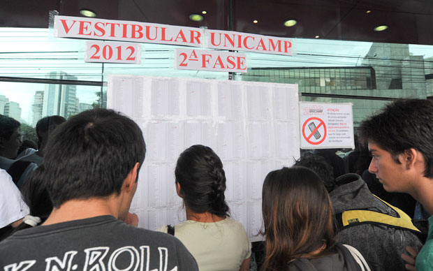 Candidatos conferem sala onde farão as provas da segunda fase da Unicamp (Foto: Flavio Moraes/G1)
