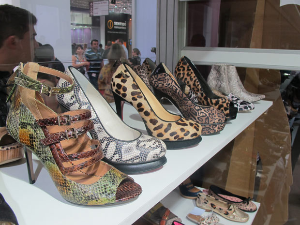 Estampas que imitam a pele de animais, ou animal print, são tendência para a coleção outono/inverno de sapatos. (Foto: Ligia Guimarães/G1)
