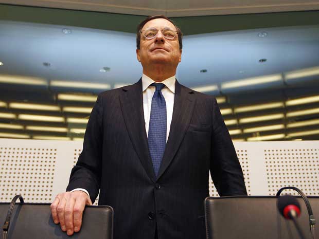 O presidente do BCE, Mario Draghi, em audiência no Parlamento Europeu nesta segunda-feira (16) (Foto: Reuters)