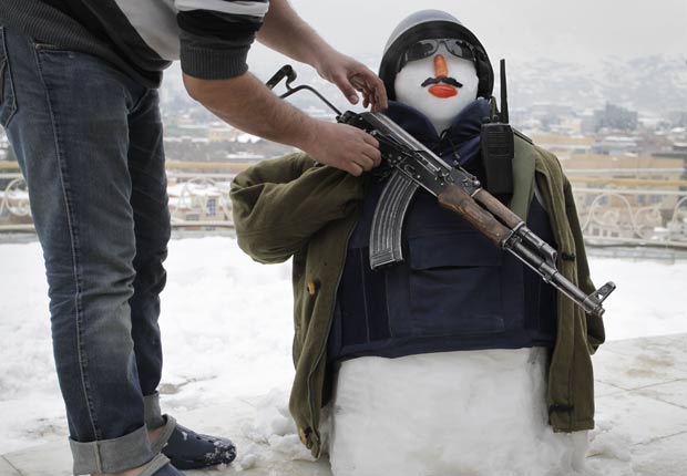 Boneco ganhou capacete, óculos de sol, roupas militares e até um fuzil. (Foto: Musadeq Sadeq/AP)