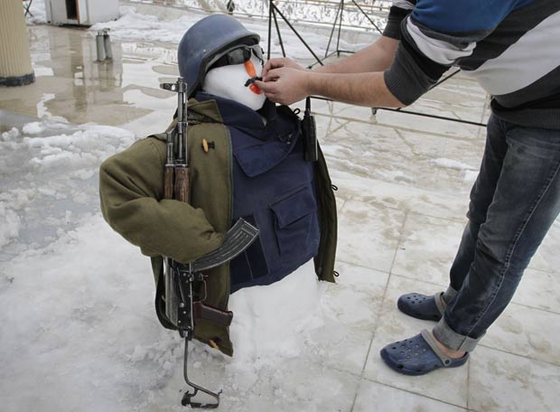 Afegão construiu boneco de neve que mais parece um soldado em Cabul. (Foto: Musadeq Sadeq/AP)