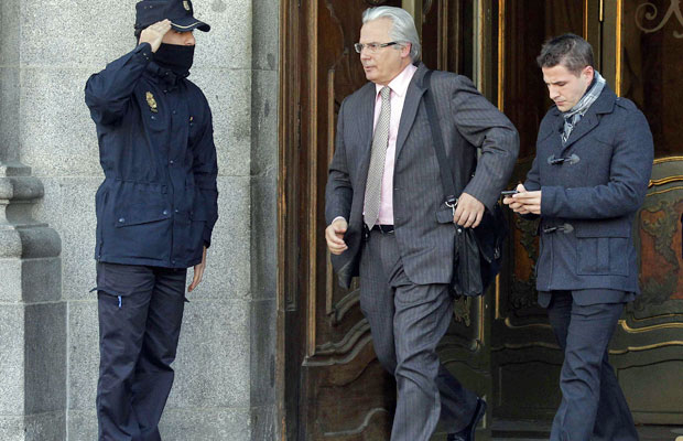 Baltasar Garzon (centro) dixa a Suprema Corte em pausa em julgamento (Foto: Andrea Comas/Reuters)