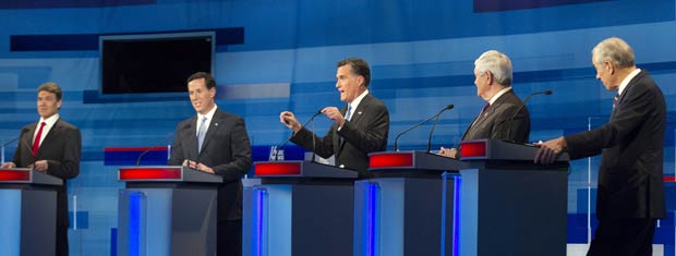 Rick Perry, Rick Santorum, Mitt Momney, Newt Gingrich e Ron Paul debatem nesta segunda-feira (16) em Myrtle Beach, na Carolina do Sul (Foto: AP)