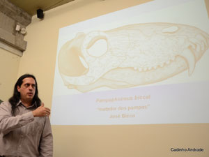 Professor Juan Carlos Cisneros apresenta o fóssil encontrado no RS (Foto: Cadinho Andrade/Divulgação UFRGS)