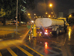 Funcionários lavam estacionamento do Paço Municipal (Foto: Marcelo Mora/G1)
