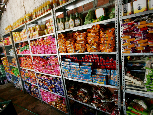 Alimentos eram lavados antes de serem revendidos para outros comerciantes (Foto: Waleska Santiago / Agência Diário)