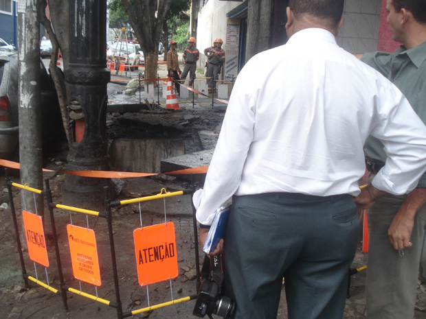 Peritos da Polícia Civil analisam local da explosão (Foto: Renato Jakitas/G1)