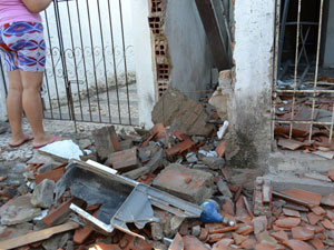 Explosão atinge três casas durante a madrugada em Feira de Santana (Foto: Acorda Cidade)
