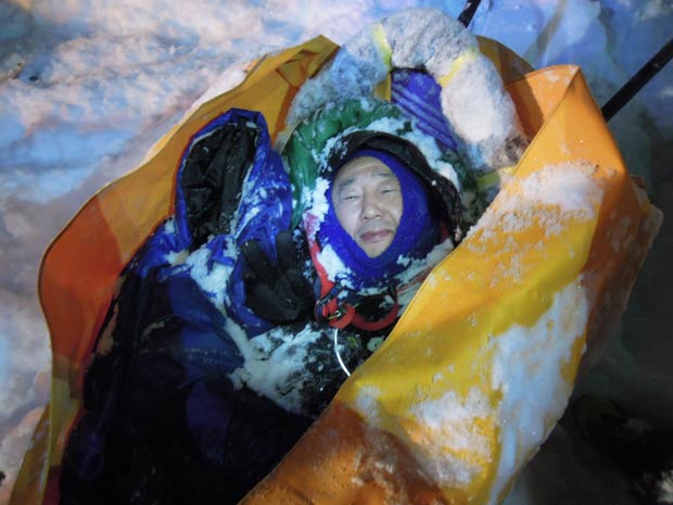 Foto fornecida por Young Chun Kim mostra o alpinista depois de ser encontrado pelas equipes de resgate (Foto: AP)