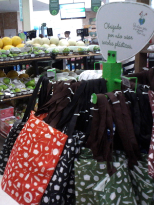 Bolsas de lona oferecidas em supermercado como alternativa às sacolinhas plásticas (Foto: Rafael Sampaio/G1)