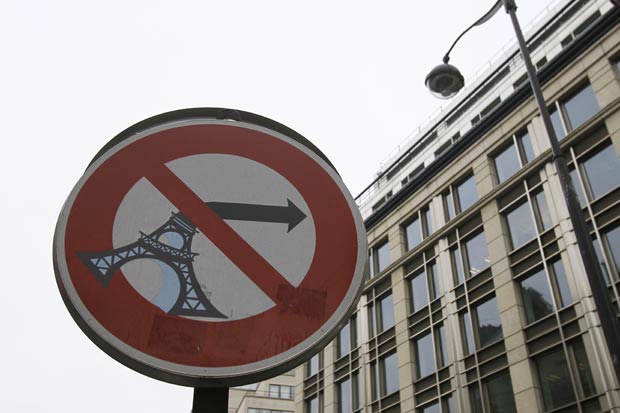 Sinalização de 'Proibido virar à Direita' foi modificada por artista em Paris. (Foto: François Mori/AP)