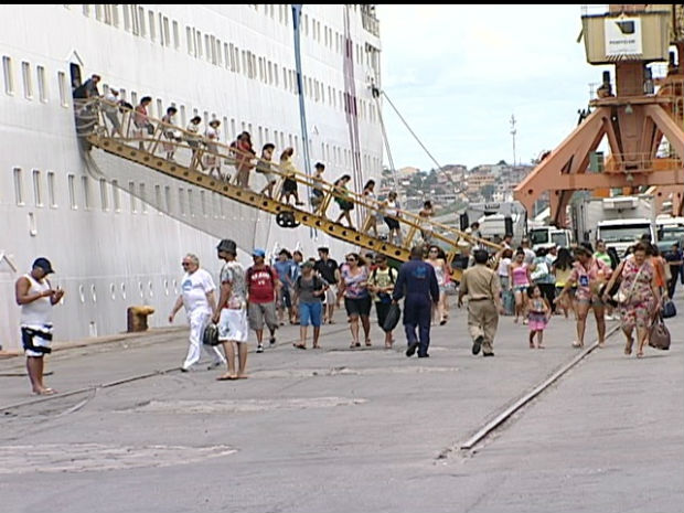 Assustados, passageiros deixaram embarcação (Foto: Reprodução/TV Gazeta)