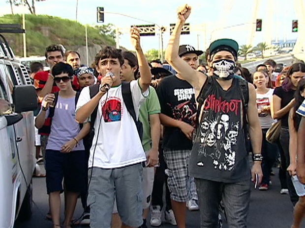 Com carro de som, manifestantes pedem redução da passagem, em novo protesto, em Vitória (Foto: Reprodução/TV Gazeta)