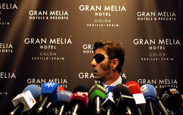 Juan Jose Padilla fala à imprensa em um hotel de Sevilha (Foto: Cristina Quicler/AFP)