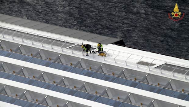 Equipes trabalham no casco do Costa Concordia nesta quinta-feira (19) (Foto: AP)