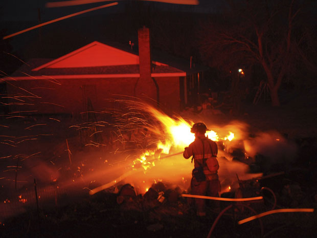 Diversas casas foram atingidas pelas chamas na cidade de Reno, Nevada (Foto: James Glover II/Reuters)
