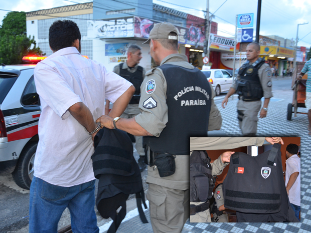 Homem foi preso pela Polícia Militar. No detalhe, a jaqueta oficial que era usada pelo suspeito (Foto: Walter Paparazzo/G1)
