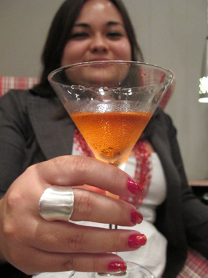 Larissa Hirata, que optou pelo drink Cosmopolitan e glitter nas unhas (Foto: Márcio Pinho/G1)