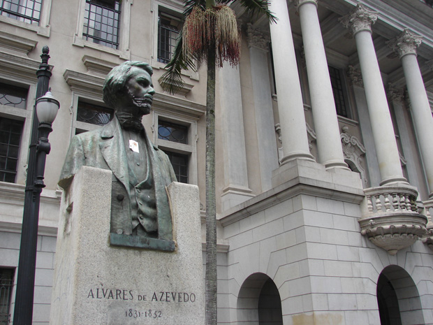 Busto de Álvares de Azevedo em frente à Faculdade de Direito da Universidade de São Paulo (Foto: Clara Velasco/G1)