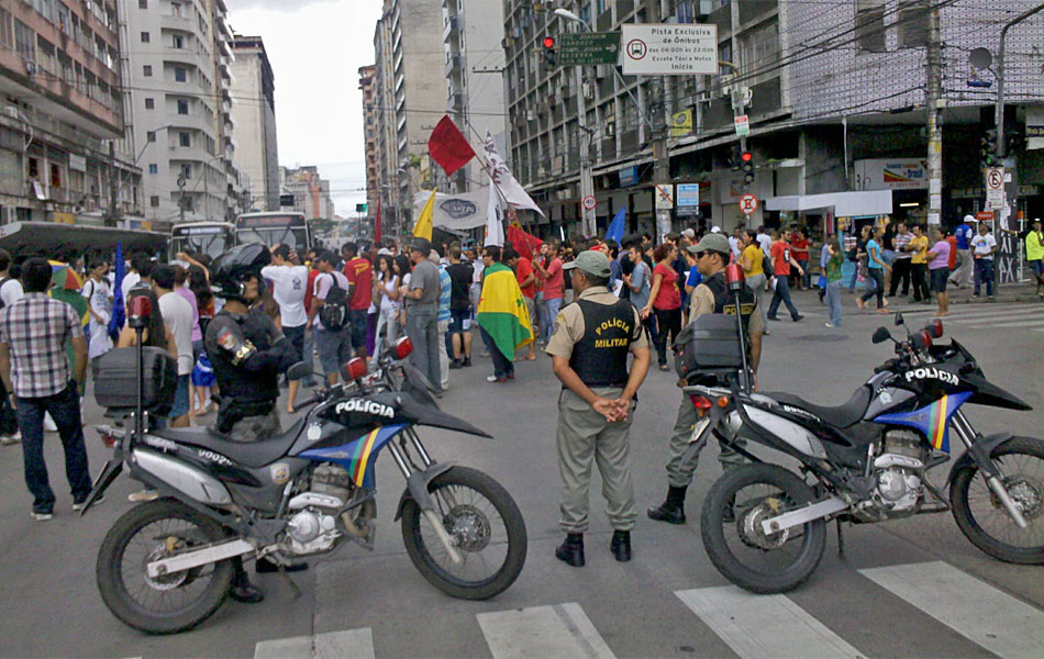 Manifestantes passam pela Avenida Conde da Boa Vista