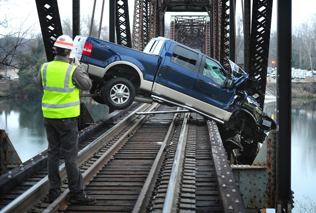 Caminhonete ficou presa nos trilhos após o motorista tentar cruzar por uma ponte de ferrovia nso EUA (Foto: AP/Zach Boyden-Holmes/The Augusta Chronicle)