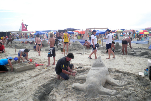 verão capão da canoa praia lotada escultura de areia (Foto: Mauro Nascimento/RBS TV)