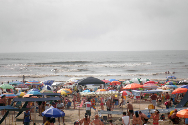 verão capão da canoa praia lotada (Foto: Mauro Nascimento/RBS TV)